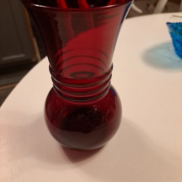 ANCHOR HOCKING Ruby Red Glass Vase. Made in U.S.A. - Picture 5 of 7